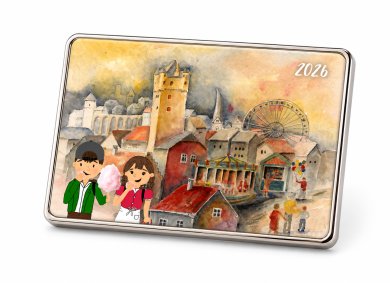 Pin 2026 Lukasmarktpin 2026. Gemälde von Mayen mit Riesenrad und Fahrgeschäften. Im Vordergrund eine Grafik von Mädchen und Junge die Zuckerwatte essen.