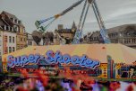 Blick auf den Lukasmarkt vom Alten Rathaus am Marktplatz mit Genovevaburg, Autoskooter und Riesenschaukel
