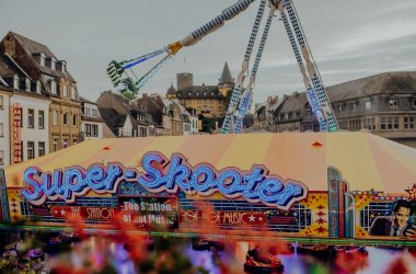 Lukasmarkt Blick vom Alten Rathaus Blick auf den Lukasmarkt vom Alten Rathaus am Marktplatz mit Genovevaburg, Autoskooter und Riesenschaukel