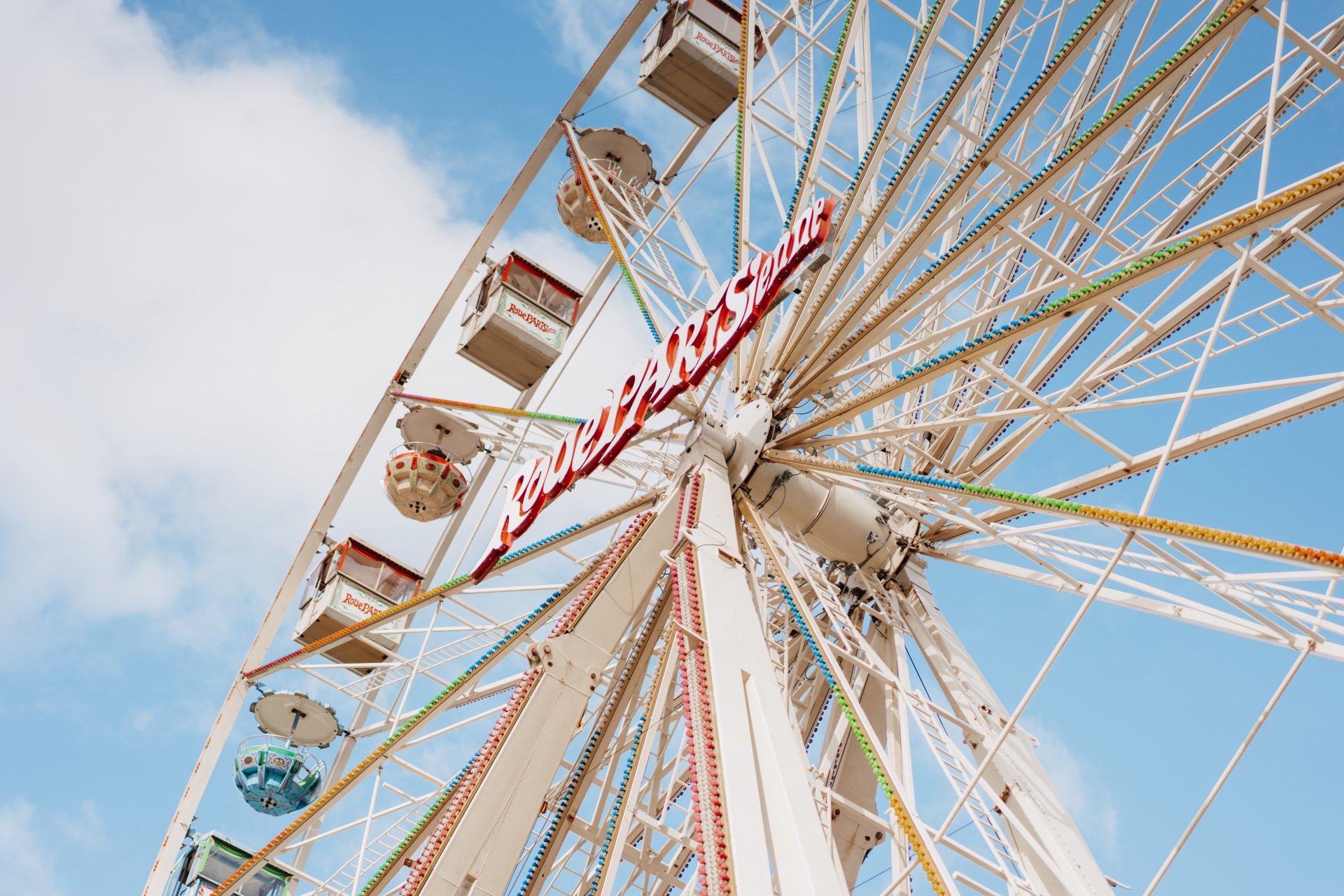 Riesenrad Roue Parisienne von unten nach oben fotografiert mit strahlend blauem Himmel