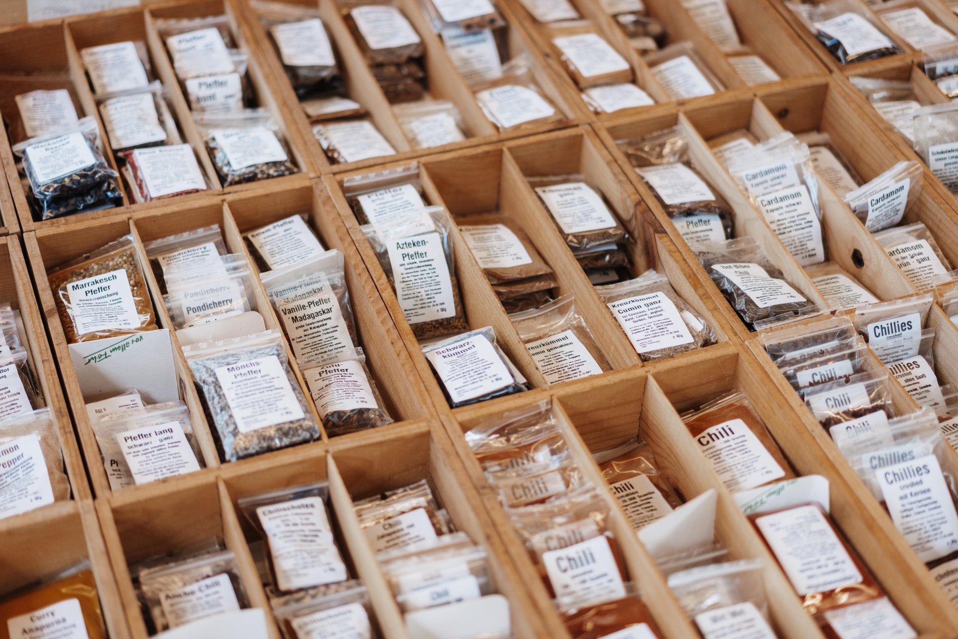 Abbildung abgepackter Gewürze in kleinen Tütchen