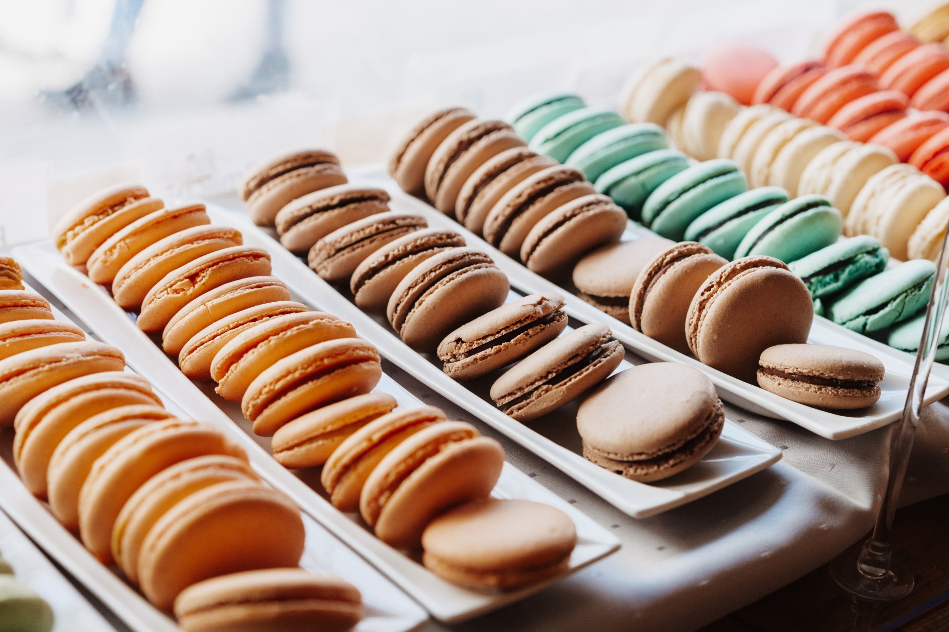 Teller mit verschiedenfarbigen Macarons