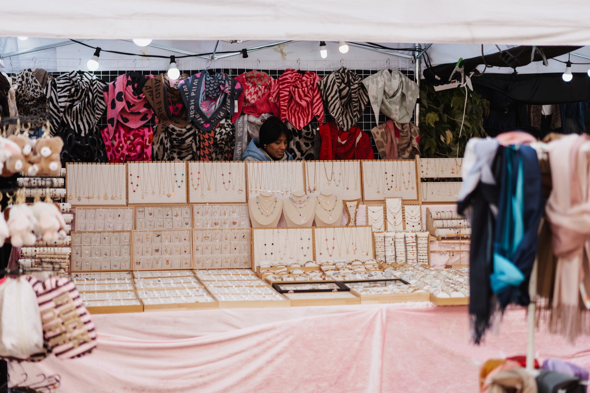 Verkaufsstand mit diversem Schmuck und Schals