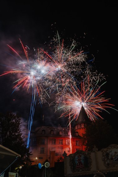 Um die Genovevaburg herum ist ein buntes Feuerwerk zu sehen
