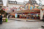 Bunter Autoscooter auf dem Marktplatz mit dem großen Schriftzug Super-Scooter