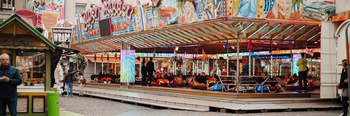 Bunter Autoscooter auf dem Marktplatz mit dem großen Schriftzug Super-Scooter