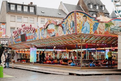 Bunter Autoscooter auf dem Marktplatz mit dem großen Schriftzug Super-Scooter