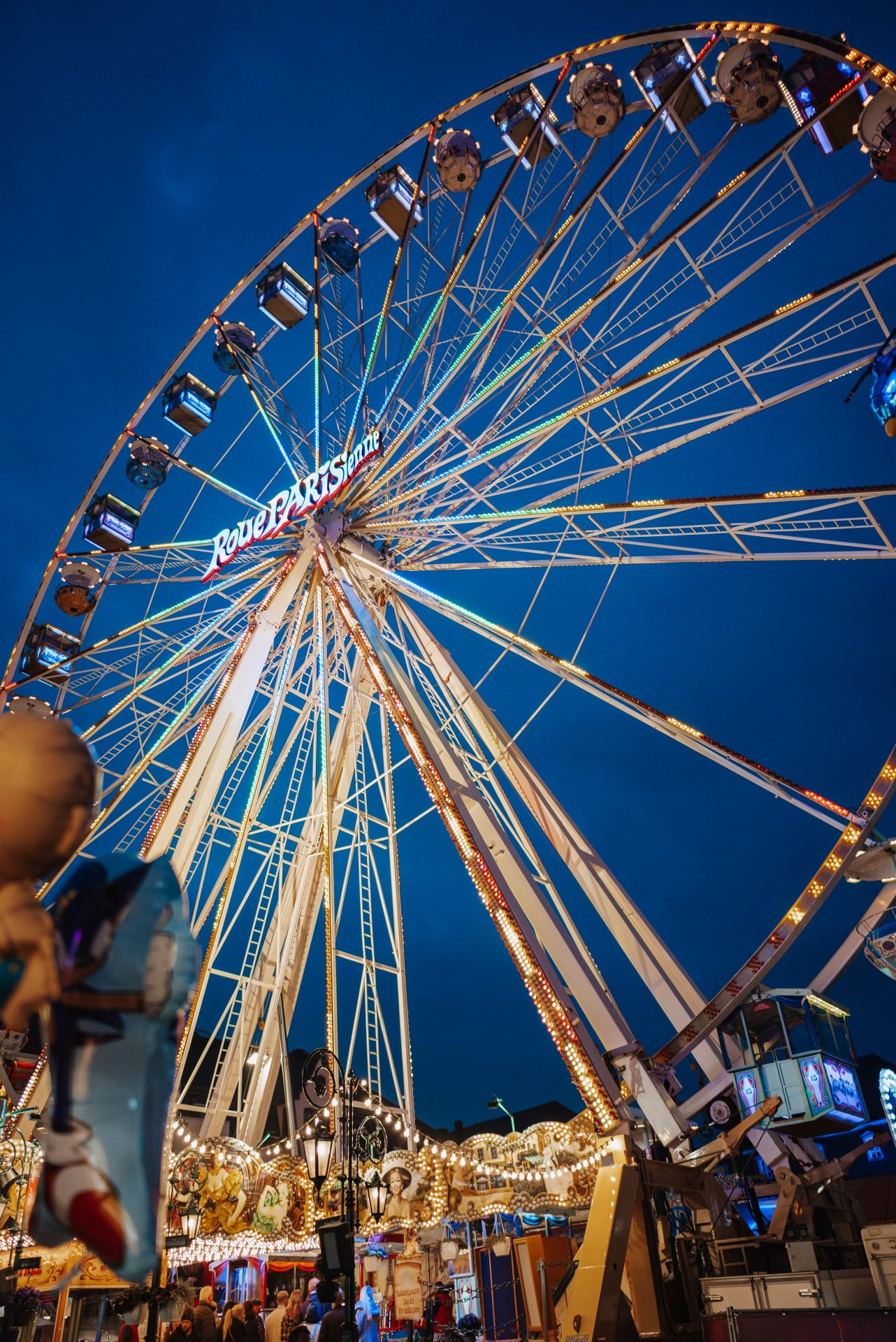 Riesenrad bunt beleuchtet in der Nacht 