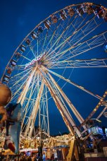 Riesenrad bunt beleuchtet in der Nacht 