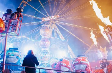 Fahrgeschäft Break Dancer vor dem Riesenrad auf dem Lukasmarkt