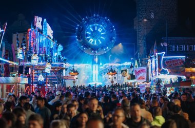Fahrgeschäft Mr. Gravity am Obertor, viele Menschen auf dem Marktgelände bei Nacht