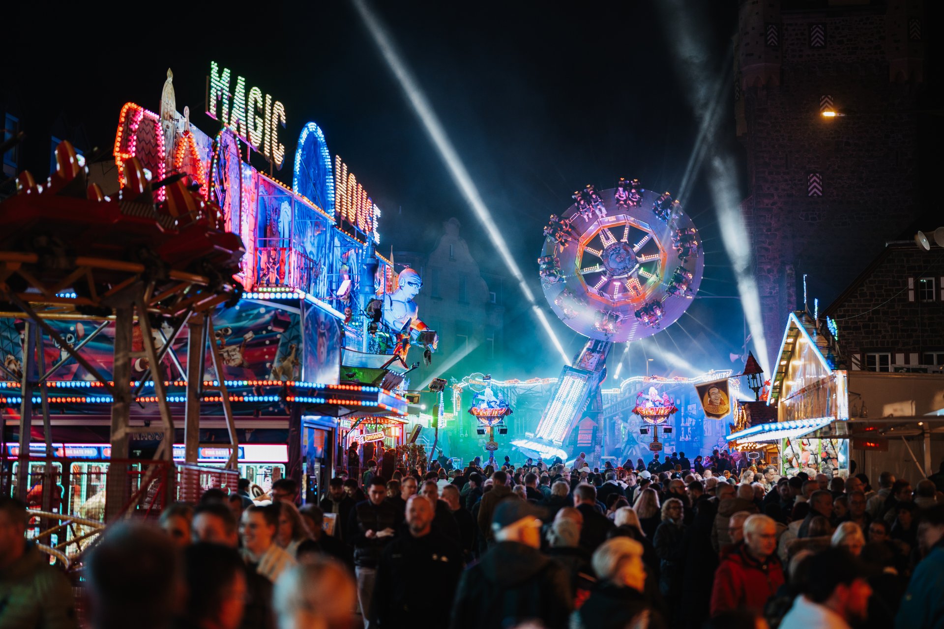 Lukasmarkt bei Nacht am Obertor mit leuchtenden Fahrgeschäften
