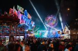 Lukasmarkt bei Nacht am Obertor mit leuchtenden Fahrgeschäften