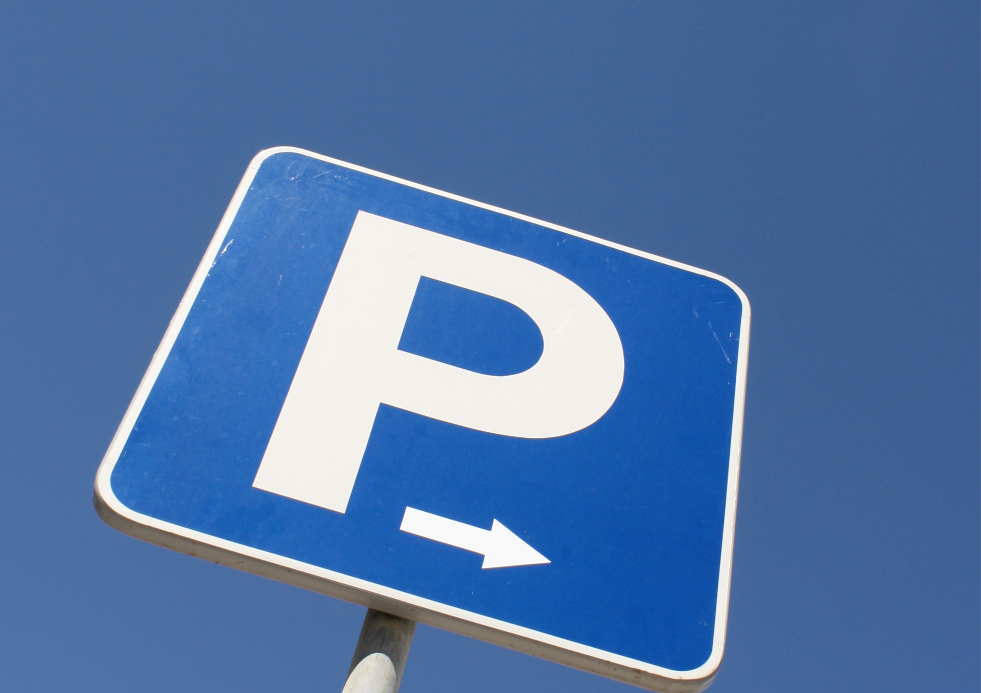 Beispielbild eines blauen Parkplatz-Schildes
